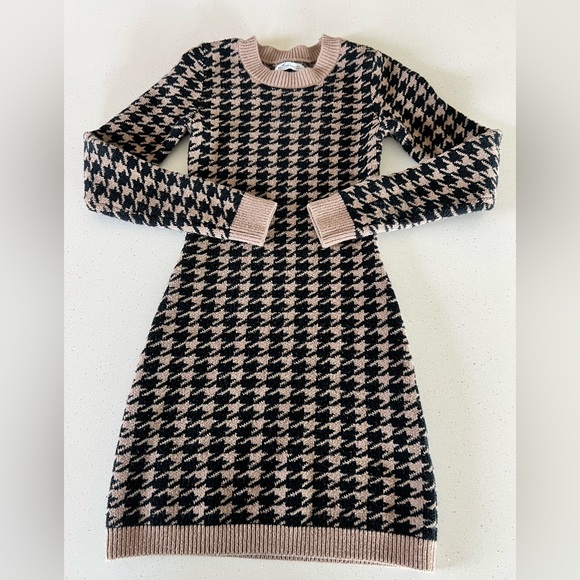 Hollister Dresses & Skirts - Hollister black and tan houndstooth sweater dress. Size XS